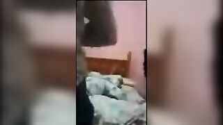 اللبوه استغلت غياب جوزها و جابت عشيقها البيت  مسك المموس المرب سكس مصري ربه فشخها نيك في كسها و طيزها وهي بتقولوا براحه عليا