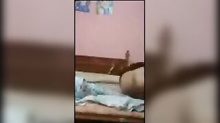اللبوه استغلت غياب جوزها و جابت عشيقها البيت  مسك المموس المرب سكس مصري ربه فشخها نيك في كسها و طيزها وهي بتقولوا براحه عليا