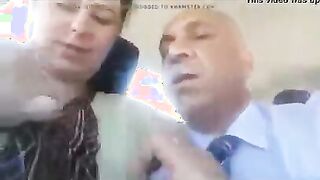 الحاج شقط المموس من تحت الكوبري و خدها في العربيه رايحين علي الش سكس مصري قه بس قال يسلي طريقوا فضل يمص في بزازها لحد ما وصلوا