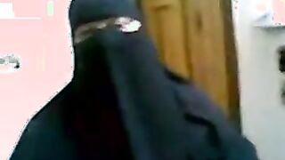 شرموطه منقبه مربربه بعتتها القواده طلعت بيضه قشطه  سكس مصري و كسها ضيق فشخ مسكتها فشخت كسها الممحون نيك من الاخر