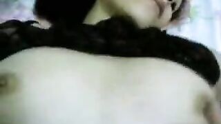 الام المموس بتسرح بنتها اللي لسه بنت بنوت البت باين عليها مغصوبه و سكس مصري  امها واقفه بتزعقلها عشان تخلي الزبون ينكها في طيزها