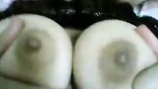 الام المموس بتسرح بنتها اللي لسه بنت بنوت البت باين عليها مغصوبه و سكس مصري  امها واقفه بتزعقلها عشان تخلي الزبون ينكها في طيزها
