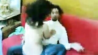المموس الهايجانه راحت شقة الطلابه صاحبها و بتعلمهم الا سكس مصري وضاع و ينيكوا ازاي شكلها سكرانه اللبوه شراميط مصريين