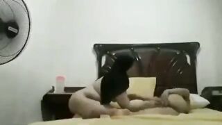 الشرموطه بتهيج بنتها و عماله تلحس في كسها قبل ما الزبون يدخل سكس مصري  ينكها اول ما دخل نزلت مص ولحس في زبر وامها بتبعبصها