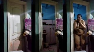 دي امي غفلتها و حطيت التلفون قدام باب الحمام كان  سكس مصري نفسي اشوفها وهي عريانه ملط بهيج اوي عليها نفسي انكها