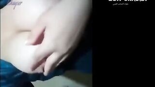 مقاطع شساخنه للهايجه ام محمود المموس بتحط اي حاجه طويله في كس سكس مصري ها كسرت عصاية المقشه و لابستها كاندوم بدخلها في كسها