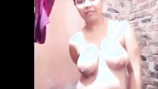 شرموطه اندر ايدج بتكلم حبيبها الهايج فيديو كول  وهي عر سكس مصري يانه ملط بتاخد دش وعماله تدعك وتعصر في بزازهاو طيزها