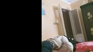 المموس جاتلي البيت و فكراني هسبها مسكتها خلعتها البن سكس مصري طلون بالعافيه و انا مكتف ايديها و دخلت زبري في طيزها