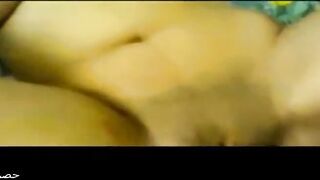 دكتور خالد الزبير فاشخ الممرضه علي سرير الكشف  ومسكها ه سكس مصري اري كسها الممحون نيك و هي عماله تقولوا براحه يا خالد