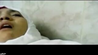 دكتور خالد الزبير فاشخ الممرضه علي سرير الكشف  ومسكها ه سكس مصري اري كسها الممحون نيك و هي عماله تقولوا براحه يا خالد