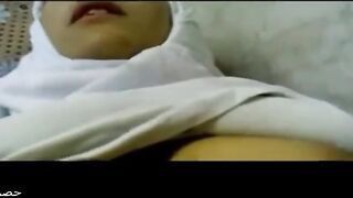 دكتور خالد الزبير فاشخ الممرضه علي سرير الكشف  ومسكها ه سكس مصري اري كسها الممحون نيك و هي عماله تقولوا براحه يا خالد
