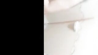 المموس بسمه الحيحانه اخو جوزها دخل عليها الحمام و سكس مصري هي عريانه مسكها من شعرها و دخل زبر في بوقها بالعافيه