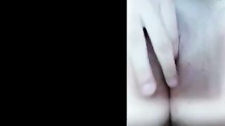 الشرموطه ام كس هايج نايمه علي السرير و فشخ كسها و طيز سكس مصري ها دعك و بعبصها لحد ما جبتهم و غرقت السرير بلبن كسها