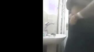 الشرموطه داليا  الحيحانه دخلت حمام الشغل  بتصورلي بزاز سكس مصري ها كبيره عماله تعصر فيهم و تدعك في شفايف كسها الهايج