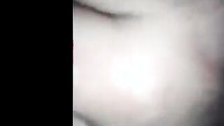 كلبتي السعرانه فشختني علي السرير ركب فوقيه و نزله لحس ومص  سكس مصري في جسمي كله طلعت ركبت علي زبري و بلعتوا كله جوا كسها