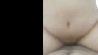 الشرموطه الممحون قعده فوق زبري و طلعه نزله عليها فشخ كس سكس مصري ها الهايج نيك و عماله تقولي ايوا دخلوا كله ارزع جامد