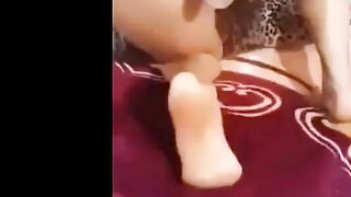 المموس ندي ام طيز هايجه نايمه علي الارض في وضع السج سكس مصري ود و مدخل ازازة مزيل العرق الكبيره كلها في خرم طيزها