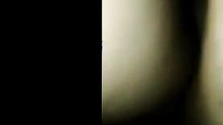 المموس هايدي الممحونه نايمه تحت مني مش عارفه تسد مع زبر سكس مصري ي الكبير  فشخها و هي عماله تقولي ااح يا كسي مش قادره