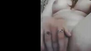 الهايجه ام كس شرقانه قعده علي الكنبه فشخ رجلها و شغاله  سكس مصري تدعك في كسها الحيحان  لحد مانزلت لبنها و غرقت الكنبه