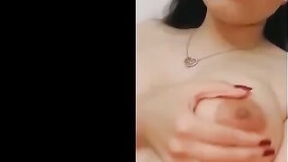 انا قعده في البانيو قولت اهدي كسي واخد دش لاقيت نفسي ب سكس مصري تفرج علي فيلم سكس و هجت اكتر فضلت ادعك في بزازي وكسي