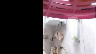 جوز امها حطلها التلفون في الحمام و صورها فيديو وهي  سكس مصري عريانه و بتاخد دش و بتشيل شعر كسها بالمكنه ديوث مصري