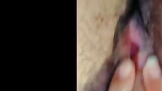 المتناكه فاتن ام كس مشعر طالعه بتضرب سبع ونص في الايف و سكس مصري  فشخ كسها الهايج دعك و فرك لحد ما جبتهم وغرقت الكنبه