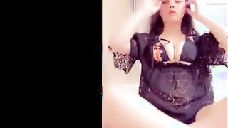 القحبه الحيحانه ام كس وردي نايمه علي السرير و فشخ رجلها عل سكس مصري يها كسي عايز يتاكل عماله تفرك و تبعبص فيه قحبه مصريه