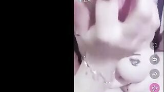 القحبه لينا المربربه في غرفة البرايفت ابلكيشن تانجو سكس مصري  لايف فشخ رجلها علي الكرسي و نزله بعبص و دعك في كسها