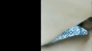 اللبوه الهايجه فاشخه كسها وهي واقفه علي حرف الكرسي و عشيقها الزب سكس مصري ير فشخها نيك عنيف وبقولوا ااح زبرك حلو اوي نكني جامد