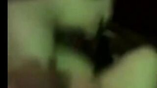اللبوه طلعت زبر عشيقها من كسها وهو بينكها و نزلت مص  بزازي و لحس فيه بتقولوا مش عايزاك تجيب دلوقتي لسه كسي عطشان نيك