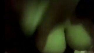 اللبوه طلعت زبر عشيقها من كسها وهو بينكها و نزلت مص  بزازي و لحس فيه بتقولوا مش عايزاك تجيب دلوقتي لسه كسي عطشان نيك