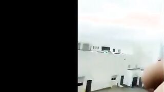 المموس بتشرح للبنات شغل البحرين و بتقولها انا بدور  بزازي علي زبر بروح اقعد في فندق لشارع الزبر و تعرضي نفسك من الشباك