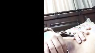 الهايجه ام كس  سكس العرب منفوخ مسكه غلط ازازة البرفان و نزله دعك في شفايف كسها الممحون عايزه تنزل لبنها باي طريقه