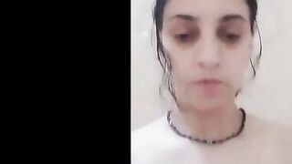 القحبه الممحونه ام كس مشعر  سكس ايه واقفه في الحمام فشخ طيزها نيك بالجزره و عماله تدعك جامد اوي في ظنيور كسها