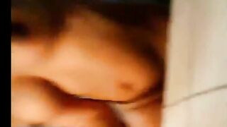 القحبه مرفت الحيحانه مموس اندر ايدج بتصور نفسها ل صاحبها وهي  سكس سعودي عماله تعصر في بزازها و تدعك في كسها الممحون