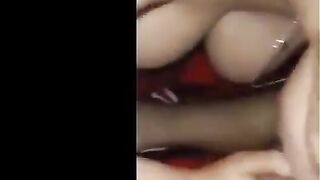 اللبوه ام محمود المربربه نايمه علي السرير عريانه ملط  سكس سعودي و فشخ رجلها اوي و الزبون الفحل دخل زبر كله جوا كسها