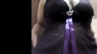 ام حنان مموس القلج فاتحه لايف جامد فشخ وهي عريانه ملط و عماله تهز في بزازها  سكس سعودي الكبيره و تدعك في كسها الهايج