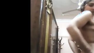 ام حنان مموس القلج فاتحه لايف جامد فشخ وهي عريانه ملط و عماله تهز في بزازها  سكس سعودي الكبيره و تدعك في كسها الهايج
