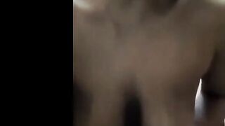ام حنان مموس القلج فاتحه لايف جامد فشخ وهي عريانه ملط و عماله تهز في بزازها  سكس سعودي الكبيره و تدعك في كسها الهايج
