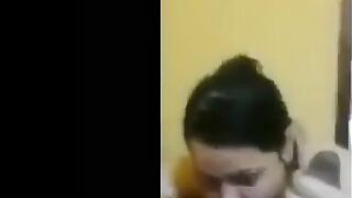 القحبه الممحونه قعده ما بين رجلي ومسكه زبري نزله مص و لحس فيه  سكس سوداني  و بتعصر في بضاني بلعت زبري كله  لحد ماجبتهم