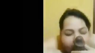 القحبه الممحونه قعده ما بين رجلي ومسكه زبري نزله مص و لحس فيه  سكس سوداني  و بتعصر في بضاني بلعت زبري كله  لحد ماجبتهم