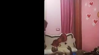 الشرموطه استنت لم جوزها نزل الشغل وطلعت عشيقها الزبير  سكس شرمها و بتصوروا و هو بيلحس كسها الممحون قبل ما يفشخها نيك