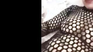 قحبه سعوديه فاجر نايمه  سكس عراقي  علي السرير وبتكلم عشيقها فيديو وهي فشخ كسها نيك بتلات صوابع بتطلع صوابعها تمصها