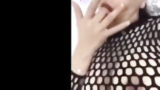 قحبه سعوديه فاجر نايمه  سكس عراقي  علي السرير وبتكلم عشيقها فيديو وهي فشخ كسها نيك بتلات صوابع بتطلع صوابعها تمصها