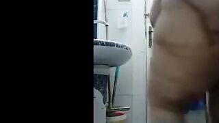 لبوة المرج المربربه المموس جيهان دخلت الحمام سكس عراقي   تضرب سبعه ونص علي صورة زبر عشيقها المموس فشخ كسها دعك وفرك