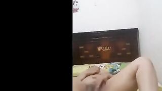 الهايجه ام كس شرقان مثبت الكاميرا علي حرف السرير   سكس عراقي   ونايمه علي ضهرها فشخ كسها الممحون و طيزها الكبيره بعبصه