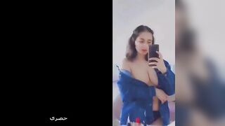 لبوه اندر ايدج  واقفه قدام المرايا سكس عراقي   بتصور بزازها الكبيره المموس فشخت حلمة بزازها عض ولحس قحبه  مغربيه