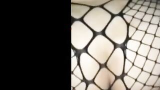 لهايجه لبسالي قميص نوم شبك اسود  سكس عراقي  مفتوح من عند كسها الهايج و عماله تهزلي في طيزها بتغريني عشا هيج عليها و افشخها