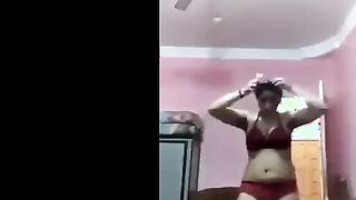 الهايجه ندي الحيحانه بترقص شرقي بالاندر  سكس عراقي  و البراء المموس خلعتوها و نزلت دعك وفرك في كسها الممحون وعصر في بزازها