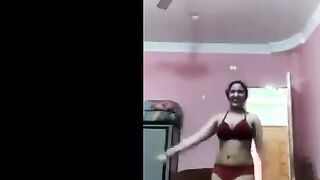 الهايجه ندي الحيحانه بترقص شرقي بالاندر  سكس عراقي  و البراء المموس خلعتوها و نزلت دعك وفرك في كسها الممحون وعصر في بزازها